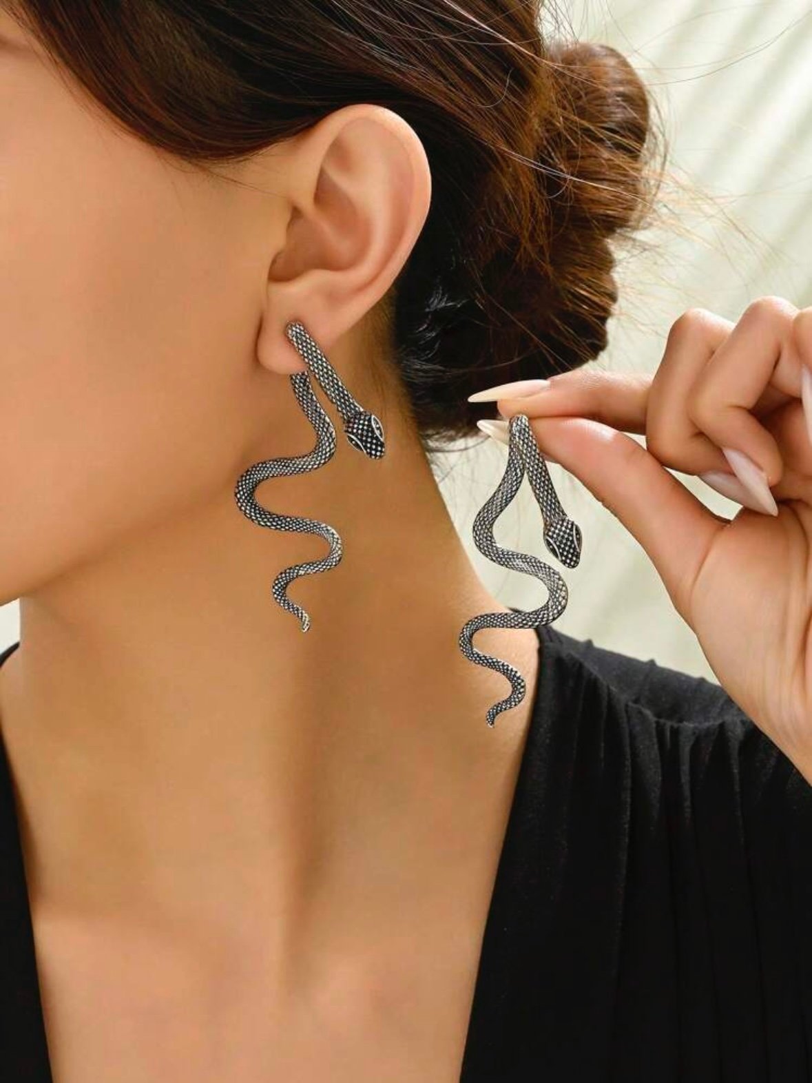 Pair Of Women's Snake Earrings (4.92) - Image 9