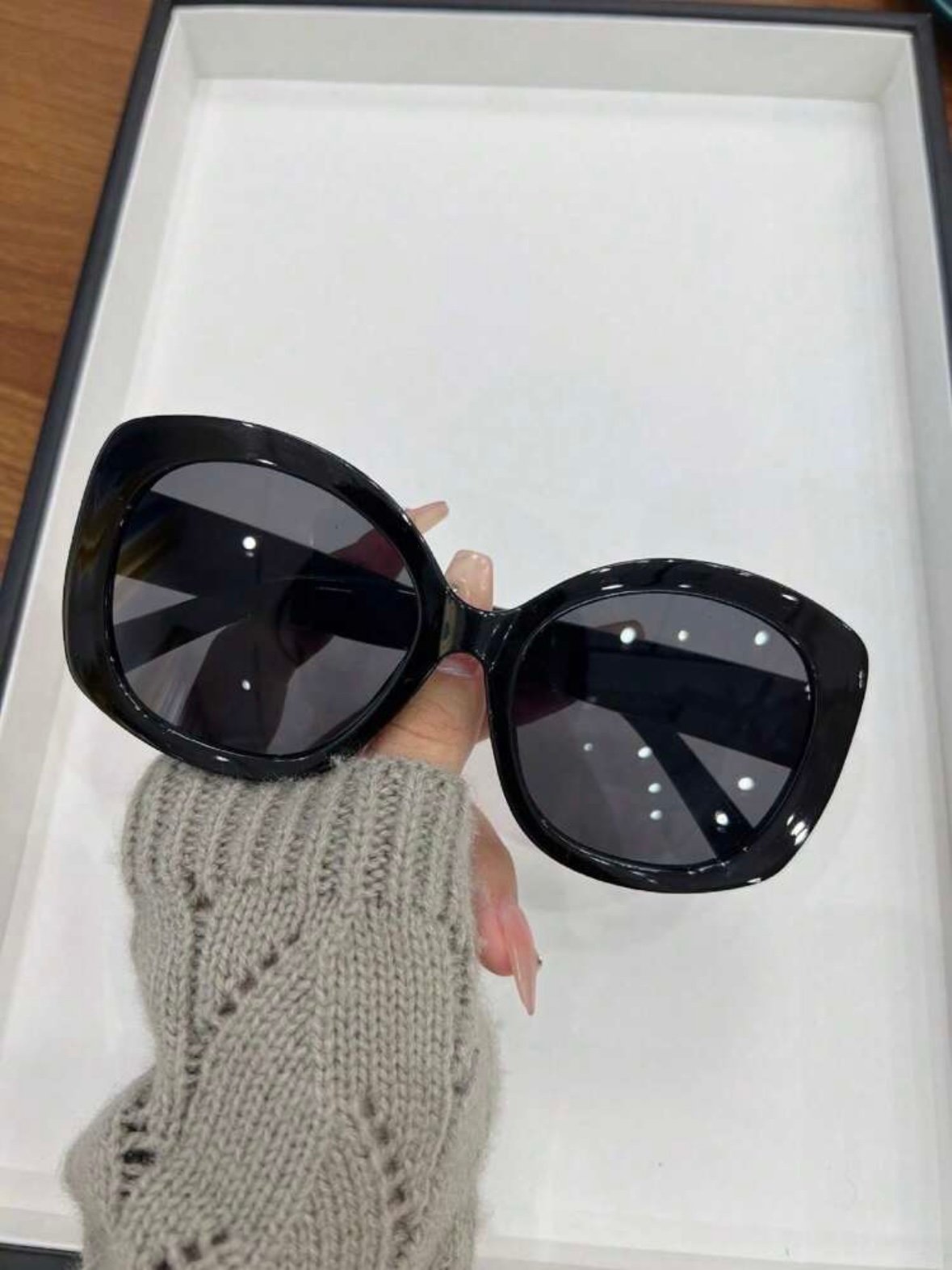 Women's Oval Frame Black Fashion Beach Sunglasses (4.88)