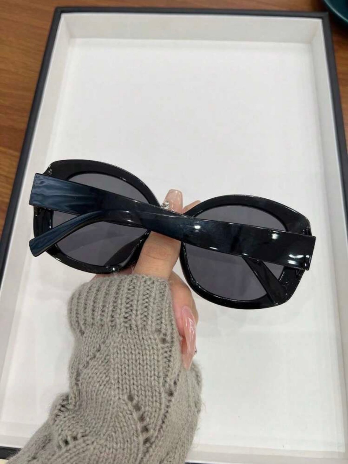Women's Oval Frame Black Fashion Beach Sunglasses (4.88) - Image 3