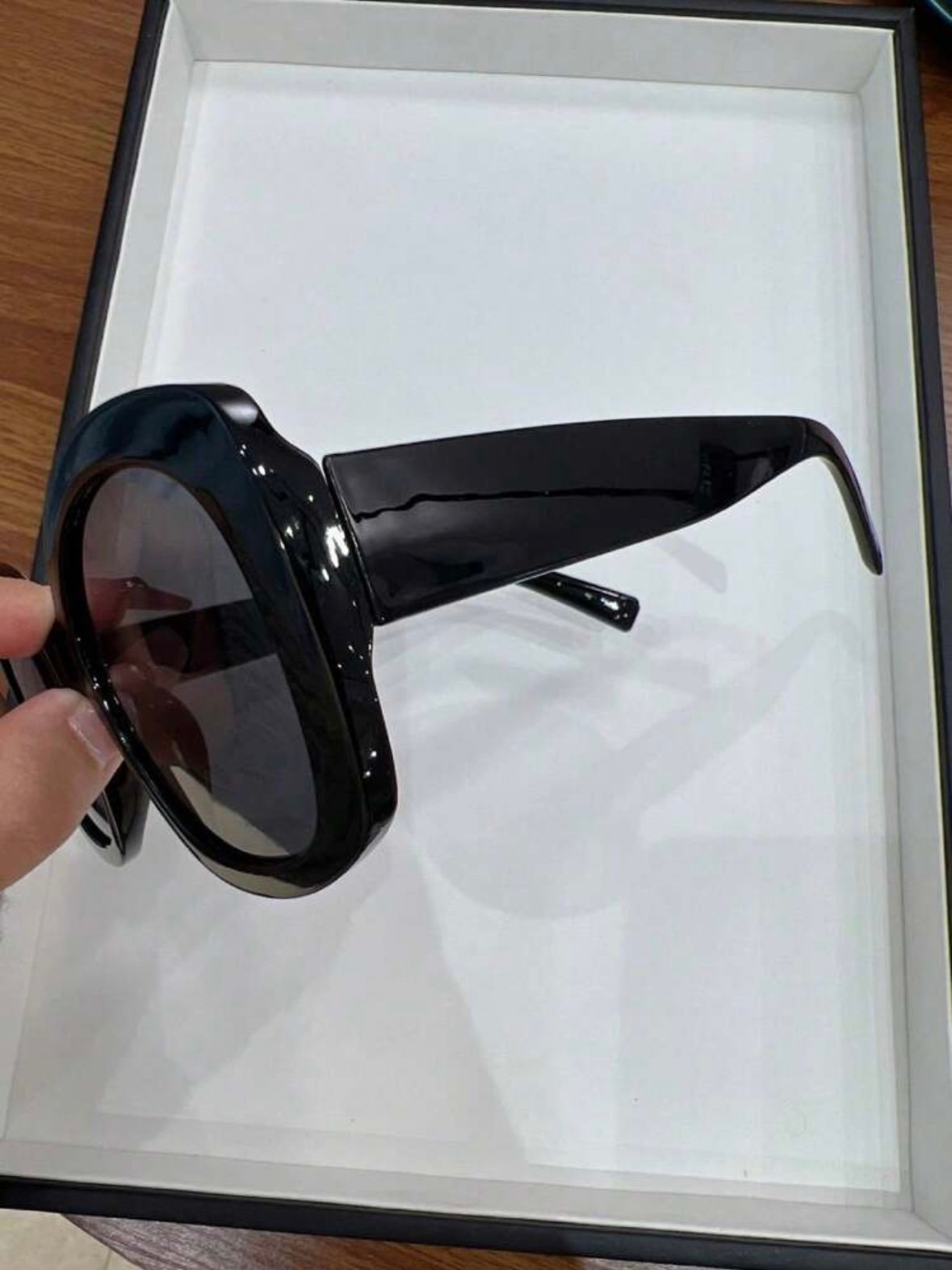 Women's Oval Frame Black Fashion Beach Sunglasses (4.88) - Image 4