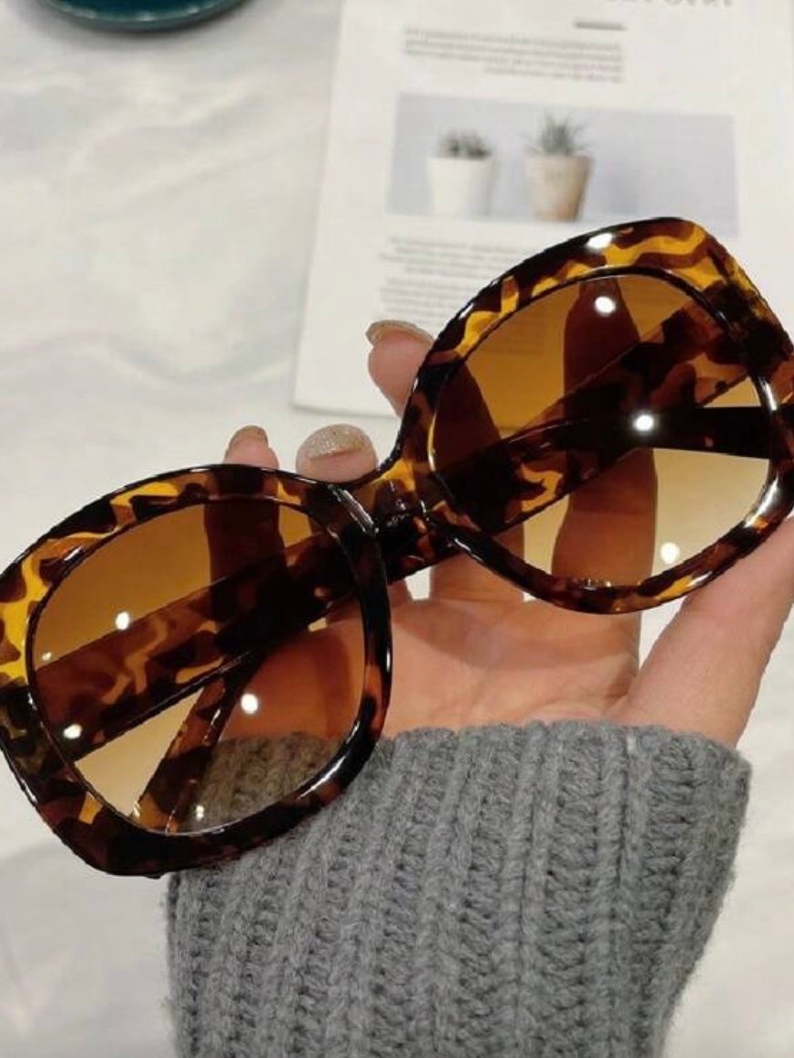 Women's Oval Frame Black Fashion Beach Sunglasses (4.88) - Image 5