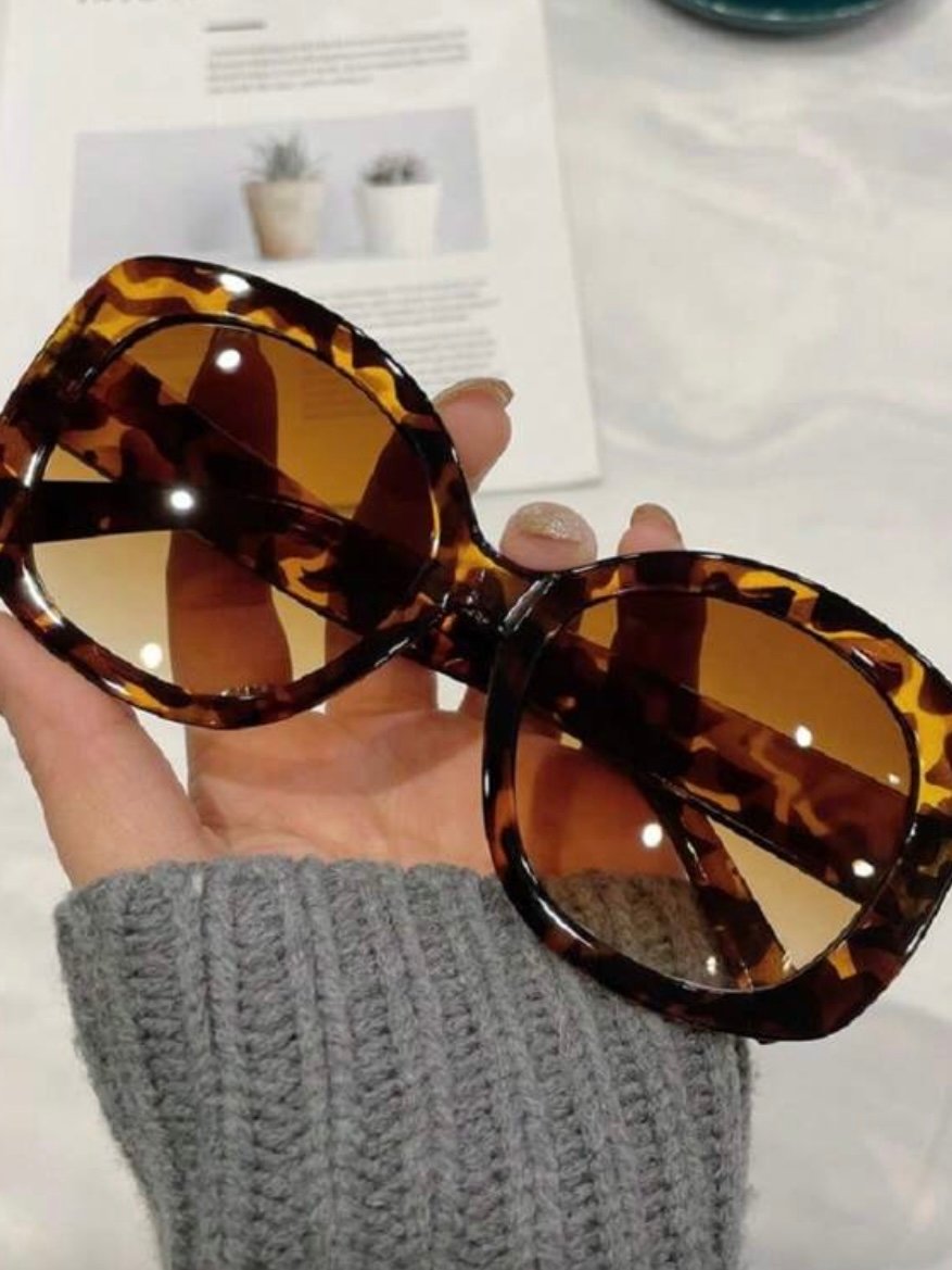 Women's Oval Frame Black Fashion Beach Sunglasses (4.88) - Image 6